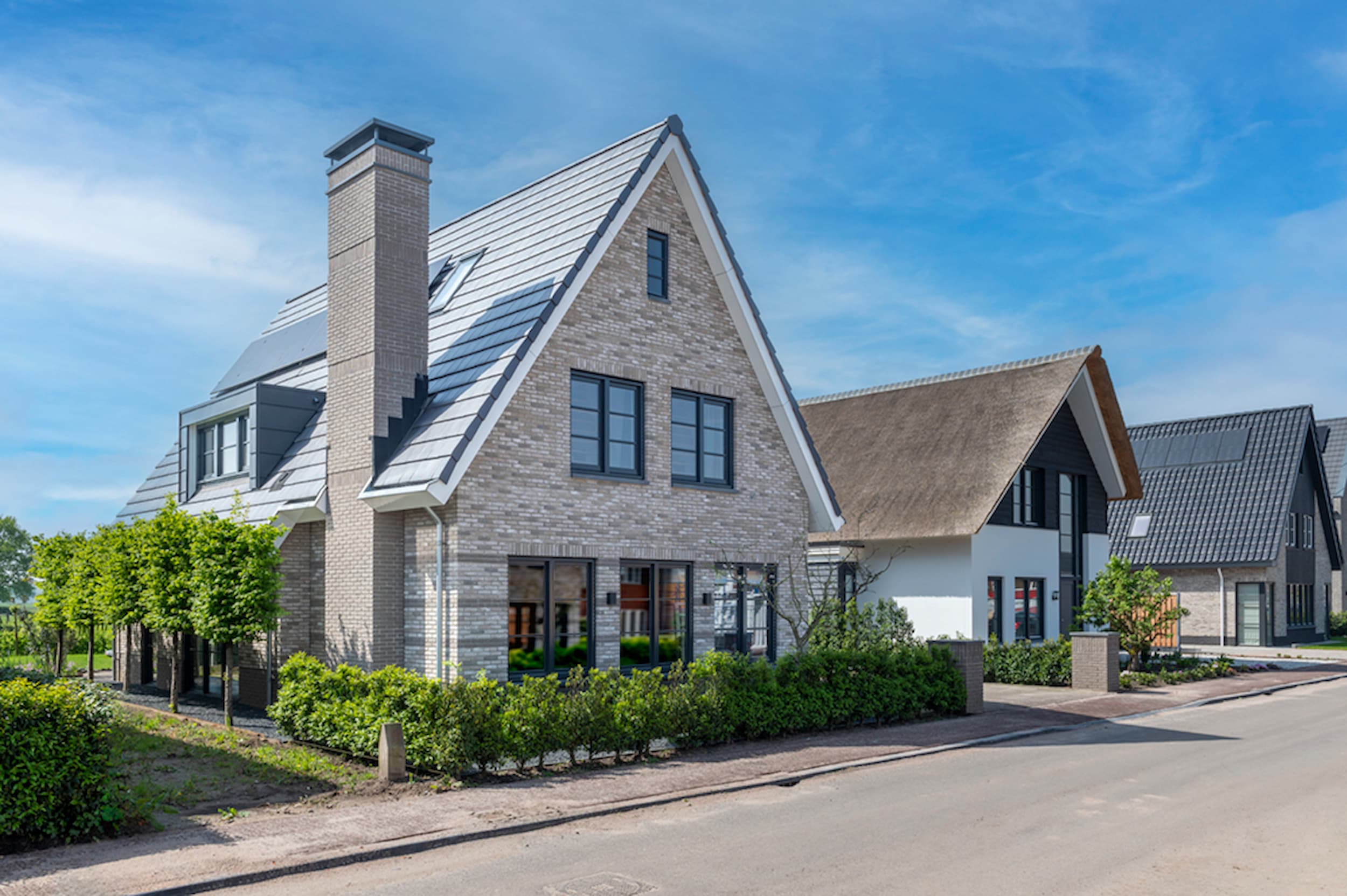 Moderne landelijke nieuwbouwwoning in Eemnes door A&R10. Een esthetisch en betaalbaar ontwerp met een opvallende schoorsteen en een virtueel 3D-ontwerp.