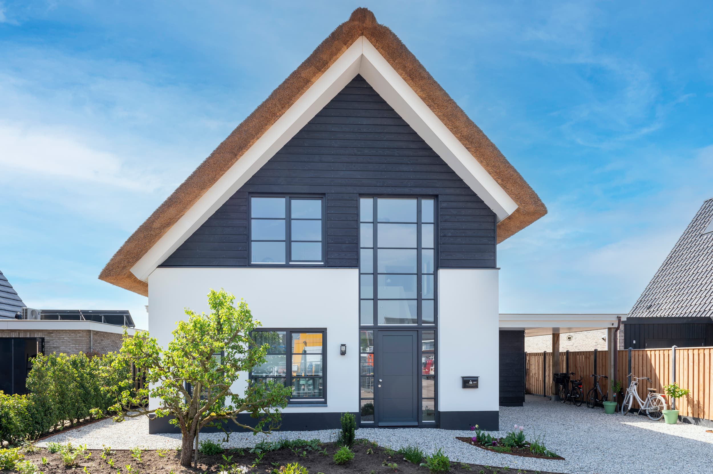 Eigentijdse woning met rieten kap in Eemnes door A&R10. Levensloopbestendig en duurzaam ontworpen met een hoge vide, open woonkeuken en bodem-warmtepomp.