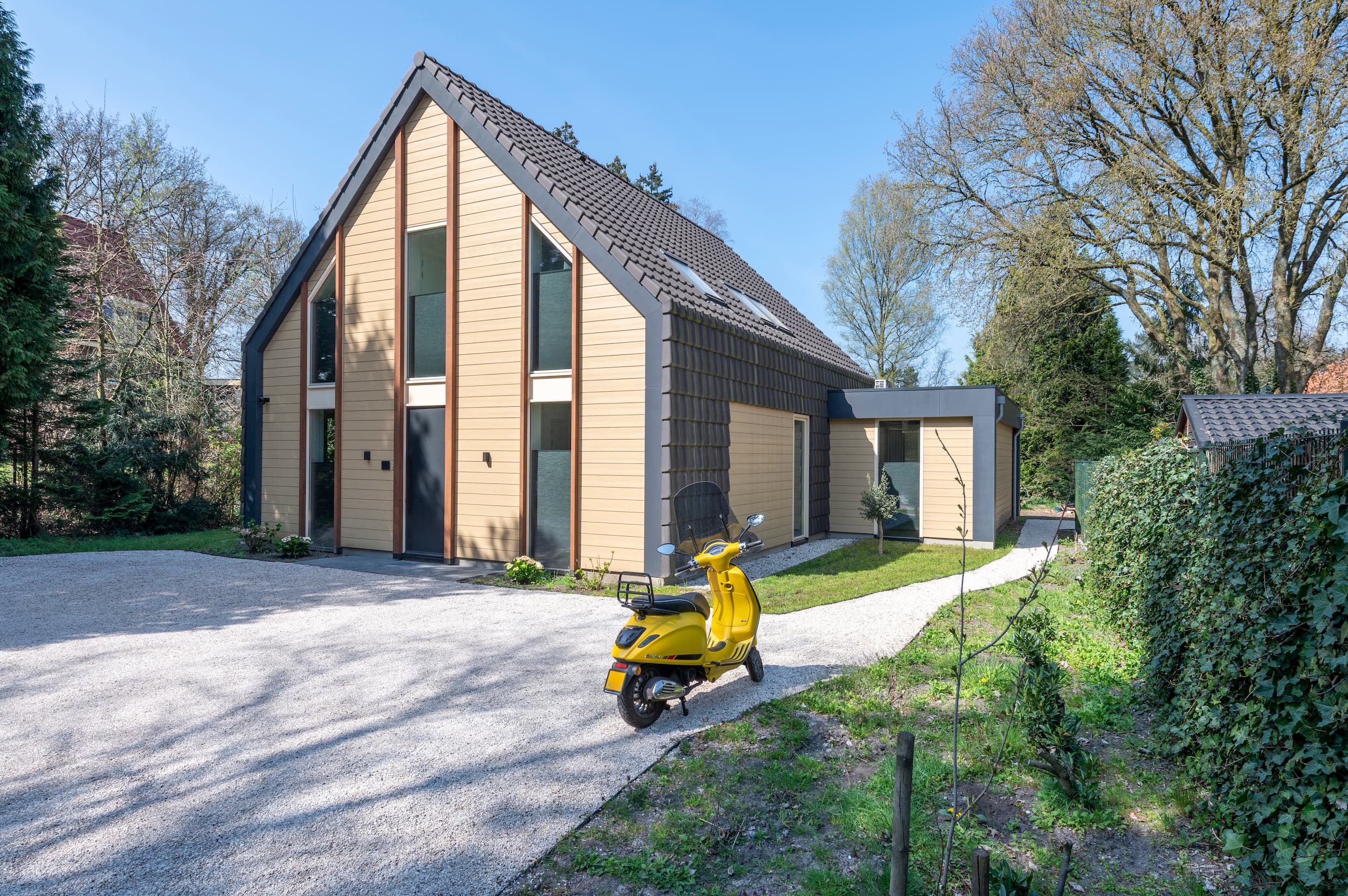 Nieuwbouw schuurwoning in Maarn: duurzame houtskeletbouw op de Utrechtse Heuvelrug met een natuurlijk binnenklimaat en een open connectie met de tuin.