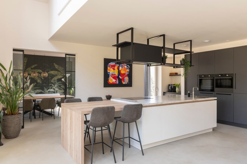 Nieuwbouw schuurwoning in Maarn: duurzame houtskeletbouw op de Utrechtse Heuvelrug met een natuurlijk binnenklimaat en een open connectie met de tuin.