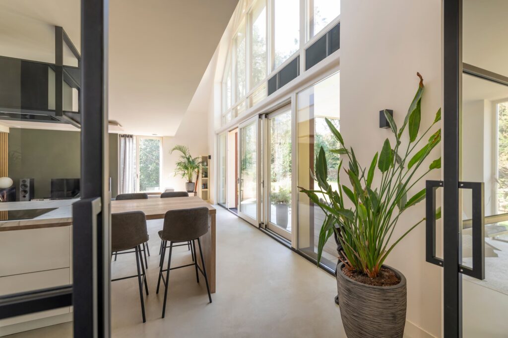 Nieuwbouw schuurwoning in Maarn: duurzame houtskeletbouw op de Utrechtse Heuvelrug met een natuurlijk binnenklimaat en een open connectie met de tuin.