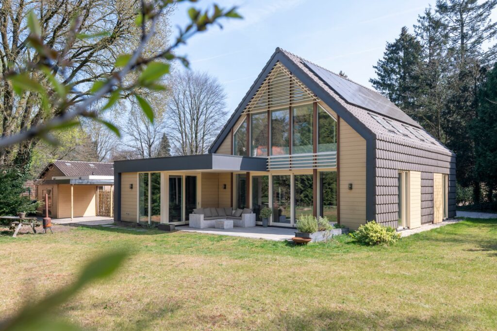 Nieuwbouw schuurwoning in Maarn: duurzame houtskeletbouw op de Utrechtse Heuvelrug met een natuurlijk binnenklimaat en een open connectie met de tuin.