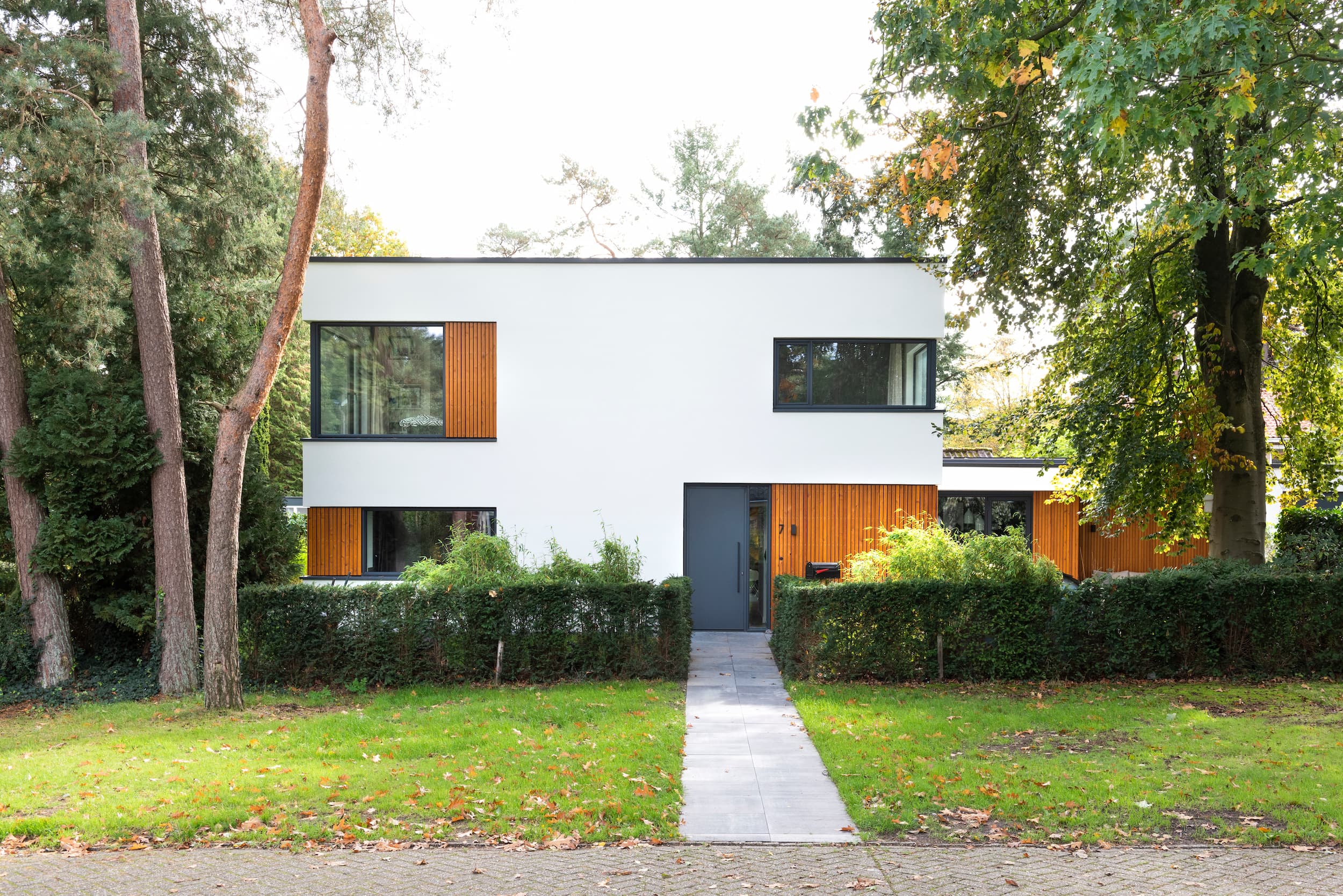 Van jaren 60 bungalow naar moderne villa in Maarn. Ontdek de duurzame transformatie door A&R10 met houtskeletbouw opbouw en slimme buitenisolatie.