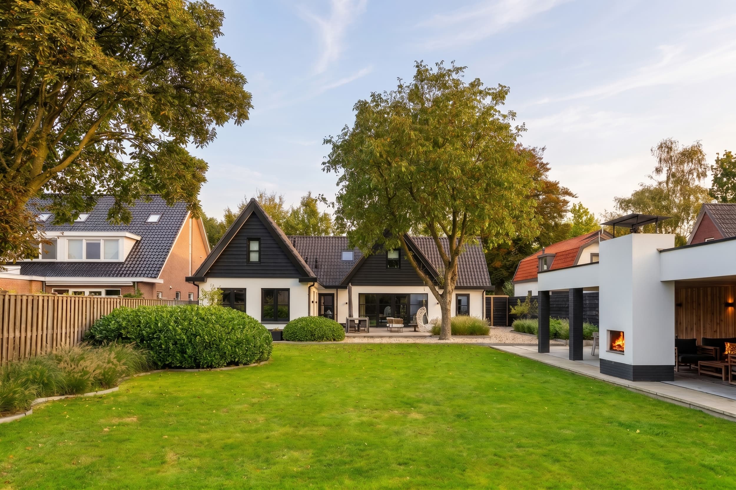 Transformatie van een vrijstaande familiewoning in Woudenberg: authentieke architectuur gecombineerd met een modern, licht interieur en een stijlvolle veranda aan de tuin.