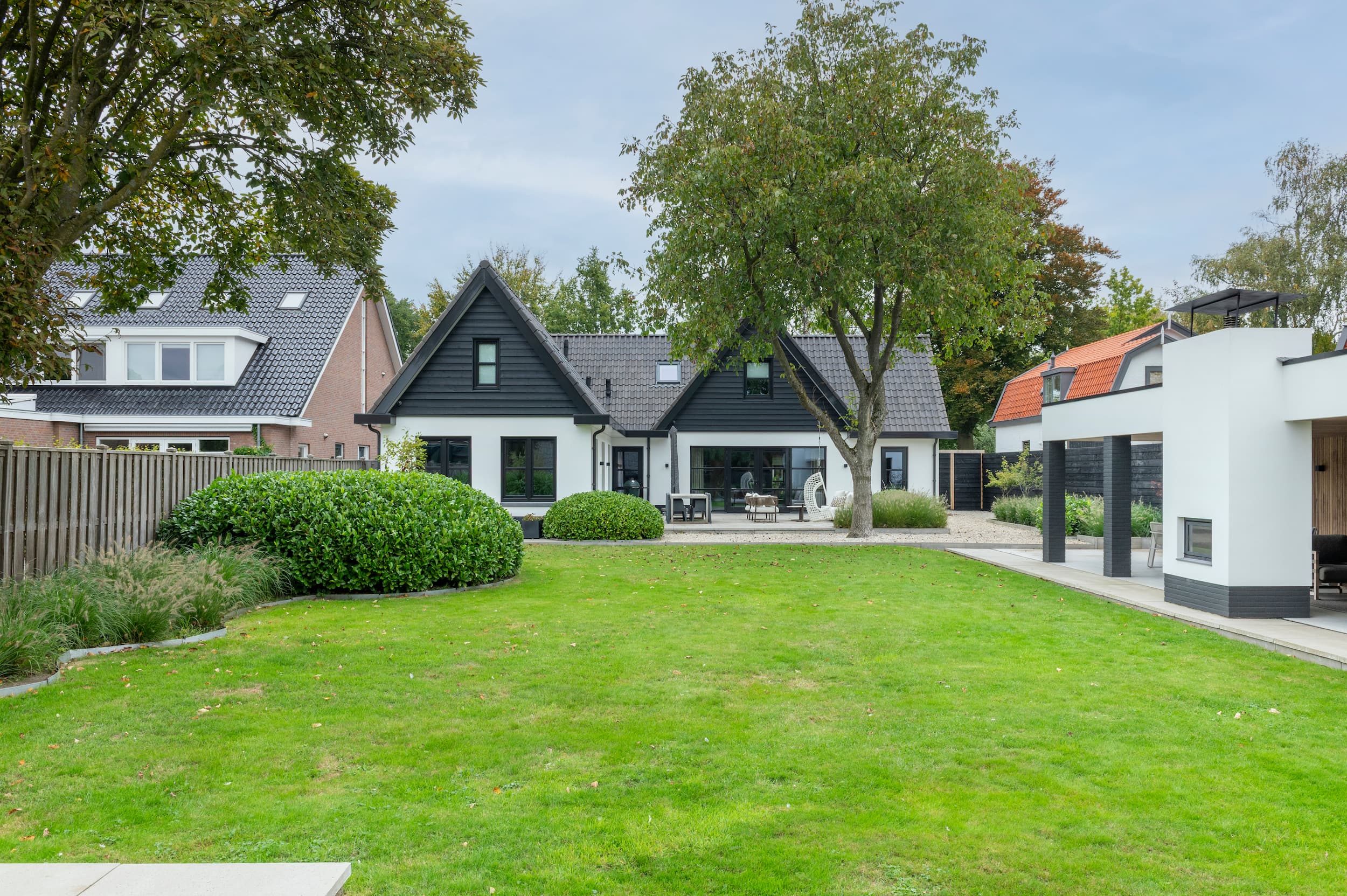 Transformatie van een vrijstaande familiewoning in Woudenberg: authentieke architectuur gecombineerd met een modern, licht interieur en een stijlvolle veranda aan de tuin.