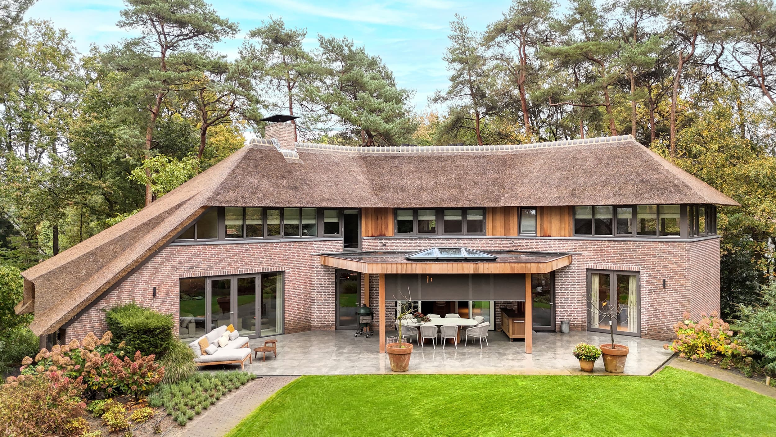 Exclusieve villatransformatie in Maarn: een harmonieuze verbinding tussen binnen en buiten met een open woonkeuken, overdekte veranda en luxe wellnesskelder.