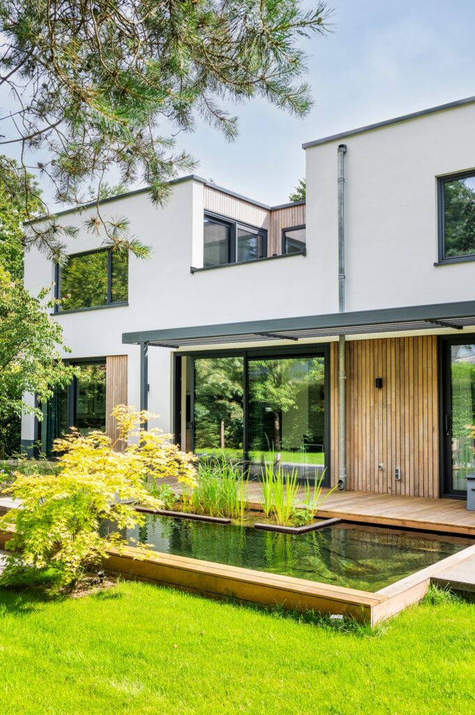 Jaren '60 bungalow in Maarn getransformeerd door A&R10. Duurzaam gemoderniseerd met een houtskelet opbouw, buitenisolatie, dakterras en warmtepomp.