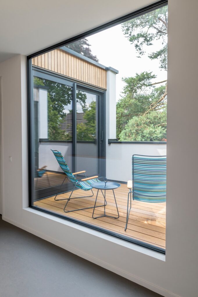 Jaren '60 bungalow in Maarn getransformeerd door A&R10. Duurzaam gemoderniseerd met een houtskelet opbouw, buitenisolatie, dakterras en warmtepomp.