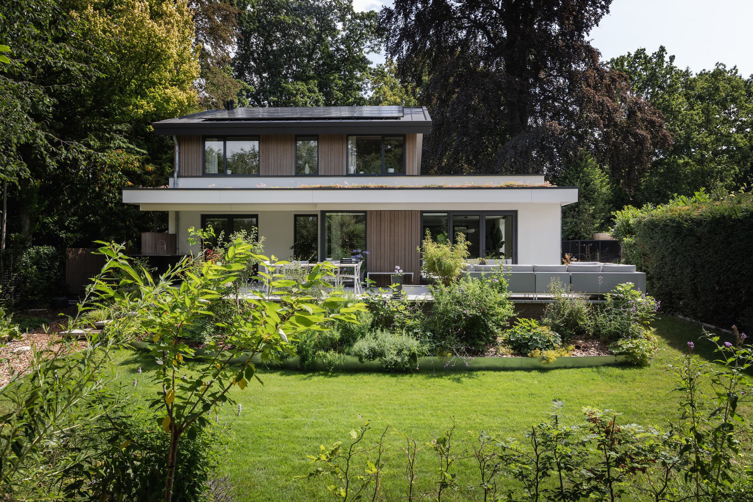 Een ingrijpende en duurzame transformatie waarin een verouderde jaren '70 woning in Bennekom is omgevormd tot een gasloze, toekomstbestendige villa met een houtskelet opbouw en hoogwaardige isolatie.